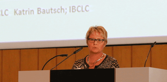 Katrin Bautsch hält einen Vortrag zum Thema "Stillen bei Frühgeborenen" bei einer Fortbildung für Ärzte